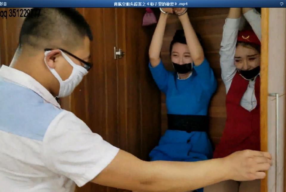南航空姐失踪案之《柜子里的秘密》 我是一个变态狂，又是一个制服控，尤其对空姐情有独钟....听说南航最近有两个空姐"高扬和李曼”在回家途中神秘失踪，网上传的沸沸扬扬，哈哈哈....其实这件伟大的事情就是我干的！我把她们劫持回来藏在了柜子里.....片长41分钟，1080p全高清拍摄，专业服装，高颜模特，精品剧情，精湛演技，为您打造最完美的私人定拍......本片为一往情深绳艺工作室定拍作品，版权所有，定拍咨询qq1002871968 客服qq906267332 欢迎定拍咨询交流。“网盘文件为压缩包，统一解压密码ywqs”