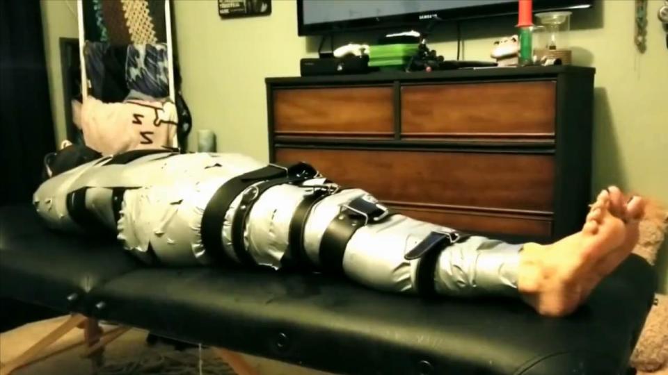 FULL BODY DUCT TAPE MUMMIFICATION (FULL) Melody Lee confides to her fans on camera that she has always wondered what it would be like to be ummified in duct tape. This clip takes you on Melody's first experience with duct tape (DIRECTLY ON BARE SKIN). Gina Rae wraps Melody in silver duct tape on camera and Melody shares her thoughts. Once mummified, Melody is put on the bed where Gina experiements with a duct tape  Find out what Melody thinks of that!! Gina tickles her feet and works them with a hair brush. Melody's feet are extremely ticklish but she is helpless.Melody takes off all of the cape for you on camera, and you will see that it leaves her quite red and bruised in some spots. This is a great clip!!<span style='color:#b0b0b0;'>[隐藏文字，购买后可见]</span>