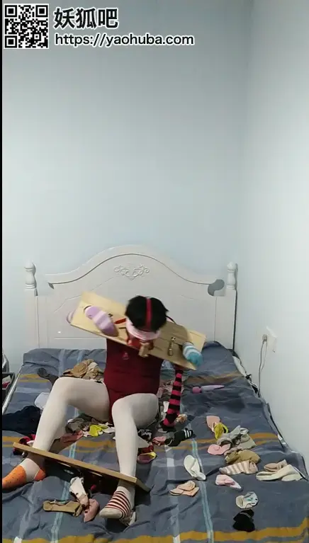 木枷体操服气味调教 木枷体操服气味调教，袜子都是找玩的好的妹子要的，鼻子里塞了妹子打球穿的丝袜（有一说一，丝袜真的臭脚，特别是运动后的，就算是妹子穿也臭），口球里塞了三双棉袜，口塞的钥匙在手上的袜子里，手上木枷的钥匙在脚上的袜子里，最后实在拿不到用床边的钥匙开了锁，有长沙的同好可以一起交流，有能提供原味的妹子也可以加微信交流，微信 lsw759739808