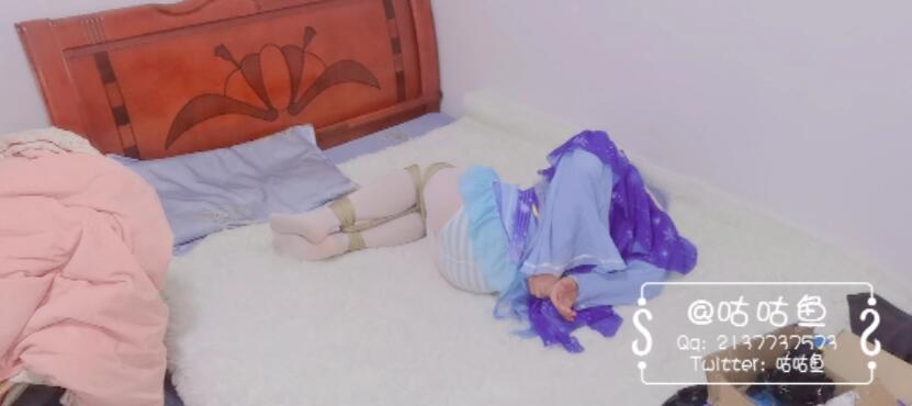 【咕咕鱼】伪娘咕咕鱼雪初音COS瞎玩绳子白丝蓝白条纹胖次 出境：咕咕鱼<br>QQ：2137737573<br>时长：58分<br>内容：伪娘咕咕鱼先用胶布试了一下，然后再用绳子绑住腿，然后双手放在背后带上铁的手铐，一开始手铐解不开可把我急坏了。