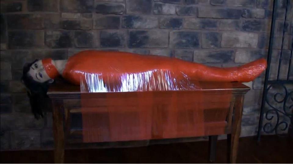 Lächeln Lorieau BTS Lächeln Lorieau BTS. Lacheln is barefoot and in a lingerie mummified with plastic wrap. <span style='color:#b0b0b0;'>[隐藏文字，购买后可见]</span>