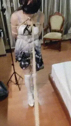 亚亚的lo裙浴室吊缚体验 亚亚的lo裙白丝也特别可爱呢！不得不说身材好的人真是穿什么都好看~ 这次给他体验了下浴室吊缚~ 具体怎么样看视频吧，不知道简介写什么了，哈哈哈……  （男孩子，不喜勿买，保留了原声，解压密码1823，后缀名改成mp4）亚亚的推:  亚亚 <span style='color:#b0b0b0;'>[隐藏文字，购买后可见]</span>