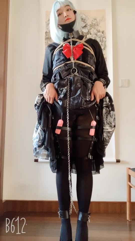 【saber大小姐】百折不挠的空银子，下一秒就是主人的狗狗 戴上项圈TD 主人来调教我 鞭打我 放置我吧 黑丝/镣铐/捆绑 一直觉得戴口枷的时候最美 好久没更新了，之前很忙啦。突然就很想被调教被放置镣铐着，空银子也是一直百折不挠的样子，然鹅背地里也很喜欢被调教呢，穿着黑丝戴着项圈，像狗狗一样要主人调教自己，啊不行我又心痒痒了。这个样子好色气啊，提着裙子戴着镣铐，露出[不可描述]，穿着黑丝的屁股还扭来扭去，主人们不心动吗，嘻嘻嘻。这两天哥哥在我家，今天趁哥哥不在的时候玩的，好刺激，要是他回来看到我被绑成这个样子会对我怎么样呢呜呜呜。要是发现并调教我就好了，呸，开玩笑的！<br>最近比较迷伊蕾娜，要是有空可能会出个伊蕾娜的镣铐捆绑，又要被调教了呢。我是主人的贱狗qwq<br>片都便宜卖 无所谓 自己玩的开心就好了