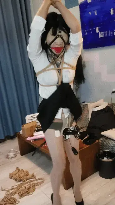 小伪娘17 说好约主人的，却被主人一转攻势，管少被GT训练器强制榨到最后不能自已，还用了专业的郊狼电击器，再挣扎也无法逃过14cm的高跟鞋被罚站到崩溃.....最后拉进厕所过第一夜？ 因为在学校到处约人<br>被主人吊起来惩罚了<br>可怜的管少无法挣脱<br>被吊了两三个小时<br>让她再也不想穿高跟鞋了吧<br>口水流了一地<br>看着无比痛苦的管少<br>主人很开心。。。。<br>掀起管少的裙子<br>这次是郊狼电击器<br>和她最喜欢的GT训练器<br>够她好受的<br>打开让她榨半小时吧<br>看她太可怜了<br>就先解开腿吧<br>快四个小时了吧<br>都哭出来了，心软了<br>那就让她休息咯<br>把她放浴室过夜<br>也是可以的吧<br>还有第二天呢<br><br>百度云有竖屏版（因为保管库竖屏版比例会不对只能传横屏。）管少已经放假回广西了，，可以一起玩哟QQ2045271541 定拍约拍都可以 如果想体验当M的也可以找我的哟当然想玩管少也行<span style='color:#b0b0b0;'>[隐藏文字，购买后可见]</span>
