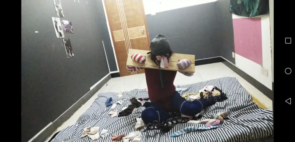 木枷体操服罚跪器原味挑战 原味袜子是问两个玩的好的妹子要来的，嘴巴里塞了一只妹子冬天穿的毛巾袜，一只就塞的满满的，外面用口球堵住，鼻子塞了两只妹子运动穿的臭丝袜再用鼻勾钩住，闻到的全都是妹子的脚臭味道，脚上带了罚跪器，罚跪器的钥匙在脚上的袜子里，手上木枷的钥匙一把在墙边，一把挂在墙上，必须先爬到墙边拿一把，再站起来拿另一把才能把木枷打开，一开始拿到了放到墙边的钥匙，结果挂在墙上的钥匙怎么都站不起来拿不到，最后只能慢慢把罚跪器的皮带解开才能站起来拿到钥匙，有长沙的同好可以一起交流，有能提供原味的妹子也可以加微信交流，微信 lsw759739808 备注林子