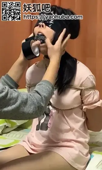 定拍和谐版交流加q805351328 绝对的真实调教第四期 珍贵调教之真实袜子塞嘴内有 鼻钩sp等因素   各位观众老爷们大家好，在时隔两年之后，本次给大家带来的是全网也是比较稀有的真实袜子塞嘴，并且蒙眼并用很紧鼻钩进行羞辱，也是跟该m沟通很久才让m接受了此次的调教内容非常精彩<br>重新回归，希望今后能给大家带来更好作品，欢迎大家视频下发放留言，争取给大家带来更精彩的视频。<br><span style='color:#b0b0b0;'>[隐藏文字，购买后可见]</span>