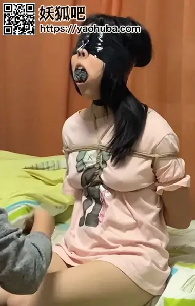 定拍和谐版交流加q805351328 绝对的真实调教第四期 珍贵调教之真实袜子塞嘴内有 鼻钩sp等因素   各位观众老爷们大家好，在时隔两年之后，本次给大家带来的是全网也是比较稀有的真实袜子塞嘴，并且蒙眼并用很紧鼻钩进行羞辱，也是跟该m沟通很久才让m接受了此次的调教内容非常精彩<br>重新回归，希望今后能给大家带来更好作品，欢迎大家视频下发放留言，争取给大家带来更精彩的视频。<br><span style='color:#b0b0b0;'>[隐藏文字，购买后可见]</span>