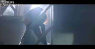 民服女生被绑 女生被绑后，眼睛被蒙上，嘴巴被胶布粘上。