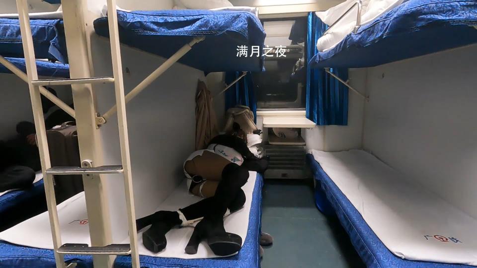 满月之夜 深圳之旅 青岛篇 从青岛乘坐硬卧火车前往深圳，视频内容包含1.候车室的厕所穿戴道具（狗面具 贞操带 项圈）。道具上锁后，要钥匙放在铁盒里用定时锁锁好（设定了27个小时，正好是火车到达深圳的时间）2.检票乘车。3.在车上无所事事。视频总时长3小时2分，13.1GB