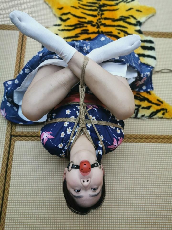 日式和服紧缚   第六集  剧情丰富多彩，里面有海老坐缚，口球堵嘴，驷马缚 预知内容，请欣赏视频 QQ342642509   