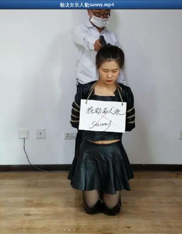 枪决女杀人犯sanny 片长36分钟，1080p全高清拍摄。剧情讲述了无业女sanny色诱香港老板，给其注射麻药过量致人死亡，企图外逃被抓获，带回警局审问，sanny拒不交代，对其吊拷体罚，口球鞭打惩戒，带手铐脚镣，死刑犯土拷，五花大绑执行枪决！纯“女犯”类定拍作品，喜欢的同好不要错过.... 本片为一往情深绳艺工作室定拍作品，版权所有，定拍咨询qq1002871968 客服qq906267332 欢迎定拍咨询交流。“网盘文件为压缩包，统一解压密码ywqs”