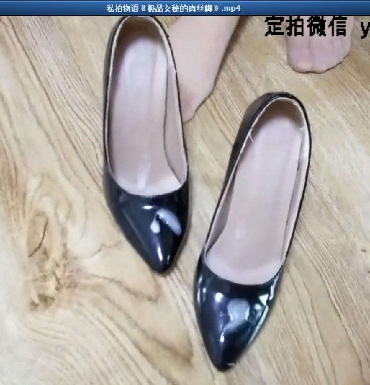 私拍物语《极品女秘的肉丝脚》 片长23分钟，1080p全高清拍摄。此片属于恋足类“高端定制”，是一部从未发布的极品私拍，故事大致讲述了办公室极品女秘的丝袜脚和老板的恋足情节，本片看点并不是尺度有多么恐怖，而是剧中女秘语言的极度敏感，每句话每个字都会让你酥骨销魂，每个动作都会让你浮想联翩，丝袜女秘一遍和电话那边的大老板谈业务，一边给现实老板丝袜脚踩JJ,最后弄得满腿满鞋都是老板的“精华”，尤其是女秘自我介绍时候的“淫声浪语”，我想是个男人都会受不了....截图限制，介绍到此，其他的就看各位看官的眼力了，重要的事情说三遍：图中有亮点.... 本片为一往情深绳艺工作室定拍作品，版权所有，定拍咨询qq1002871968 客服qq906267332 欢迎定拍咨询交流。“网盘文件为压缩包，统一解压密码ywqs”