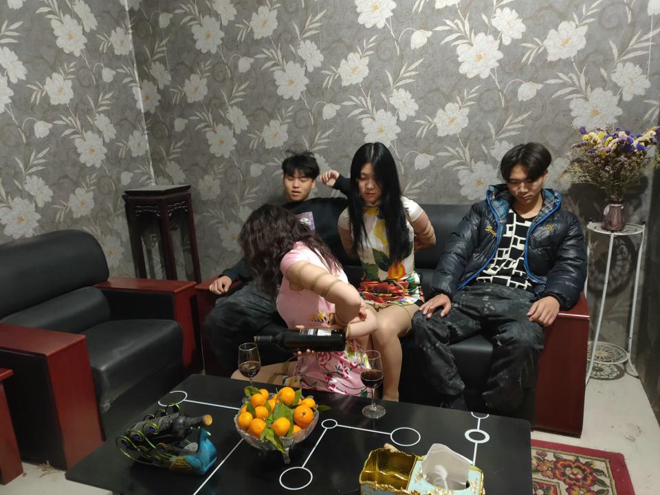 胜景影视 ★★★★新片《卧底的遭遇》第三集 大家期待已久的新片《卧底的遭遇》第三集出炉了，两卧底美女被抓回来以后，被小弟口球堵嘴戴着全封闭头套固定在笼子里严密禁锢着，还要被安排在酒吧里捆绑着给客人倒酒伺候着，预知两美女结果请欣赏视频片，精彩多多，值得欣赏 可以定拍的QQ342642509   