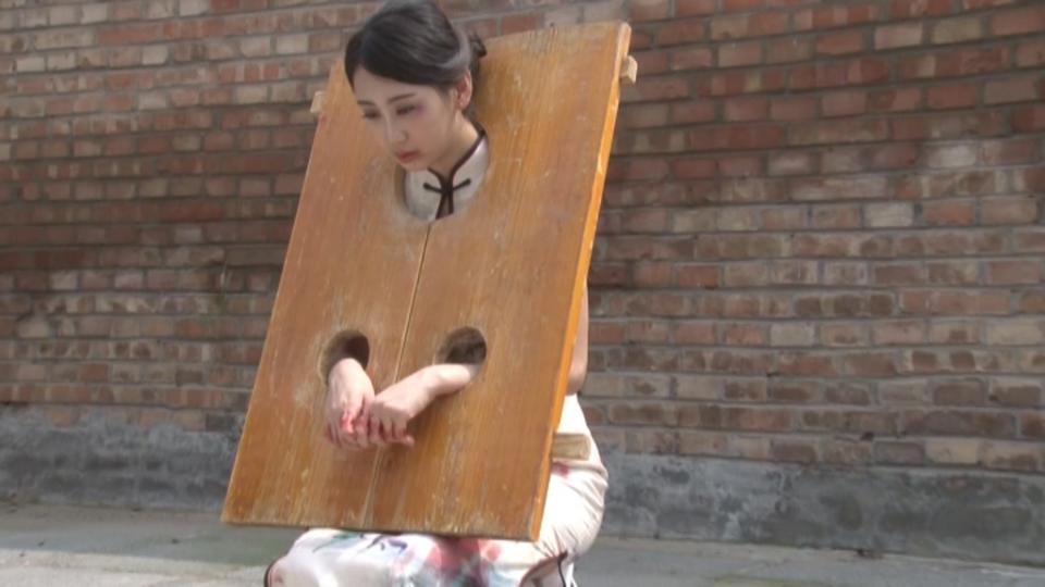 怀旧影苑-古镇家法  下集 怀旧影苑出品 非常精彩好看的女烈作品 旗袍美女身材很好 刑讯起来格外美丽 喜欢的朋友走过路过不要错过 真好看！