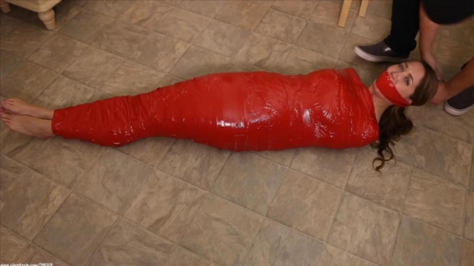 Brightly Wrapped &amp; Brutally Sock Gagged HD MP4 我刚从学校回来，穿着紧身裤和t恤。我坐在沙发上，脱下我的Ugg靴子，躺着放松，这时我被一个戴着滑雪面罩的闯入者抓住，手被闷死了！我挣扎着，但他设法控制了我，接下来我知道我脸朝下躺在沙发上，都被绳子捆起来了！我挣扎着乞求被释放，希望有人能帮助我。几分钟后，闯入者回来说他会解开我，我很高兴，谢天谢地他会让我走！一解开衣服，我就坐在沙发上，觉得有点紧张，因为他在搞什么鬼。这时他叫我站起来，脱光胸罩和内裤！我早该知道他不会那么轻易放我走的！我顺从，犹豫地脱下衣服。他拿出一些塑料薄膜和胶带，朝我走来，我求他不要再把我捆起来。<br><br><br><br>现在这个疯子把我都裹在闪闪发光的繁文缛节里，告诉我如果我能跳到另一个房间，他就会放我走。我被层层的塑料薄膜和胶带紧紧地包裹着，所以我不确定这是否可行，担心在这个过程中摔倒。不管怎样，我还是尝试了，因为我真的想让他放我走，最后成功了，要求被释放。他当然撒谎了！我哭着求救，他把我躺在地板上，开始脱掉我的袜子，把两只袜子塞进我的嘴里，让我的求救声安静下来。我开始呕吐，因为他试图把它们都塞进我的嘴里。然后他把胶带缠在我头上把它们封起来！我感到如此无助和害怕，因为他让我一个人挣扎着，没有逃脱的机会！我被困在这里，头上的木乃伊赤脚，扭动和呻吟通过我塞满袜子的嘴，希望有人会来救我不久！Im just getting home from school wearing my tight leggings and t-shirt. I sit down on the couch, removing my Ugg boots and lying back to relax, when I am grabbed and hand smothered by an intruder wearing a ski mask! I struggle but he manages to over power me and the next thing I know Im face down on the couch all tied up with rope! I struggle and beg to be released and for someone to please help me. After a few minutes the intruder returns and says he will untie me, and Im so happy that thankfully he is going to let me go! Once Im untied I sit on the couch, sill feeling a bit nervous that he is up to something. Thats when he tells me to stand up and strip down to my bra and panties! I should have known he wasnt going to let me go that easily! I comply and undress hesitantly. He pulls out some plastic wrap and duct tape and comes towards me as I beg him not to tie me up again.<br><br>Now this crazy man has me all wrapped up in shiny red tape and tells me if I can hop to the other room then he will let me go. I am confined so tightly in multiple layers of plastic wrap and tape, so Im not sure if this is possible, and worry about falling down in the process. I attempt anyway because I really want him to let me go, and end up making it, asking to be released. Of course he lied! I cry for help as he lies me down on the floor and start removing my socks, stuffing both of them in my mouth to silence my cries for help. I start gagging as he tries to fit them both into my mouth. Then he wraps tape all around my head to keep them in! I feel so helpless and afraid, as he leaves me alone struggling with no chance of escape! Im stuck here mummified head to bare feet, wiggling and moaning through my sock stuffed mouth, hoping someone will come save me before long!<span style='color:#b0b0b0;'>[隐藏文字，购买后可见]</span>