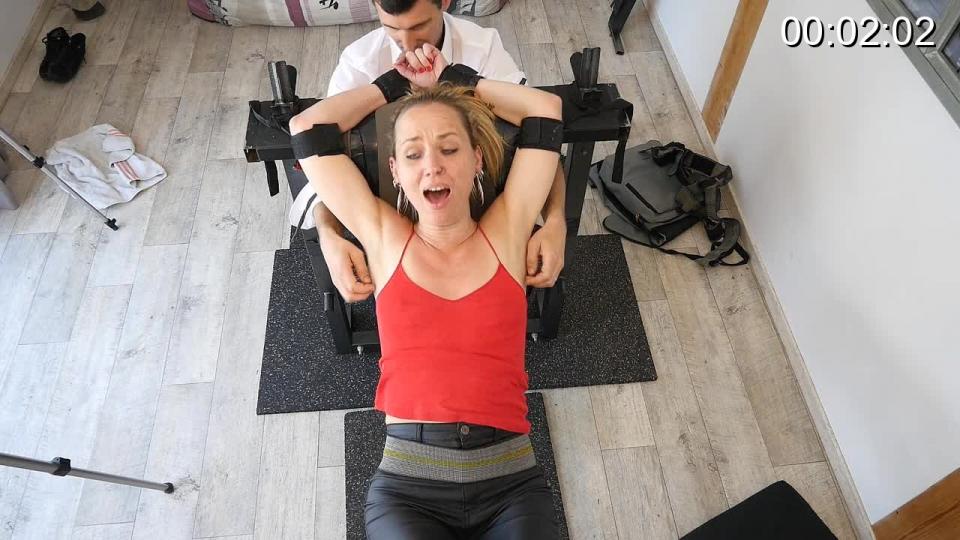 Crazy Upperbody Tickle For The Air Hostess Eliwen The extra ticklish air hostess Eliwen is tied on the bench with her sexy armpits open and ready for a ruthless tickle punishment.<br>Eliwen's ribs, sides and underarms are her weak points and she absolutely hates to be tickled on these spots.<br>Her reactions are just awesome because she has an arousing communicative laughter especially when the tickling is too intensive.<br>The guys know how to drive her crazy and they attack her most sensitive area with very efficient techniques.<br>An explosive upperbody tickle session with a very sexy blonde.<br><br><span style='color:#b0b0b0;'>[隐藏文字，购买后可见]</span>