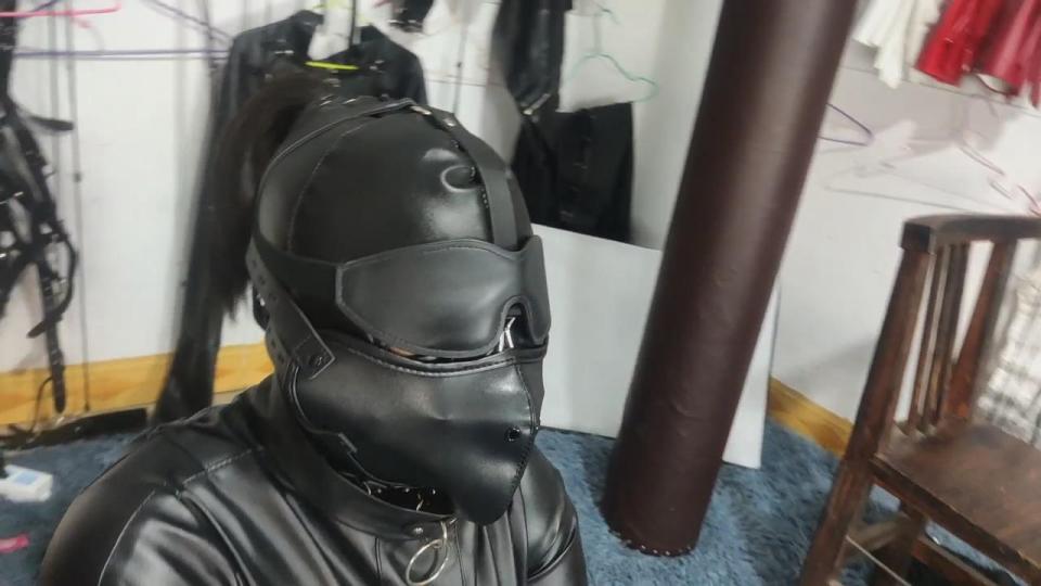 曼陀罗作品《羞耻的口枷》双手双脚被皮带以及拘束衣紧紧的拘束着，即便自己此刻的模样十分羞耻，但也。。。   双手双脚被皮带以及拘束衣紧紧的拘束着，即便自己此刻的模样十分羞耻，但也毫无任何的办法，只能任由主人随意玩弄，变成主人的玩物！<br> 解压码汉字：花前月下  切记，不要在线解压！