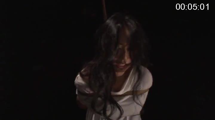 拷問部屋 TORTURE ROOM 2 椎名綾 BLACKBABY渾身の極悪凌辱ドキュメンタリー第二弾。「私の名前は椎名綾。2年目の結婚記念日に、まさかあんなことに巻き込まれるなんて…。」突然拉致された綾に、水責め・ロウソク・鞭・電マ・ドリルなど残虐非道な仕打ちが待ち構えていた！<br><span style='color:#b0b0b0;'>[隐藏文字，购买后可见]</span>