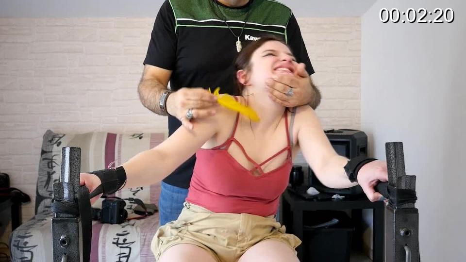 THE CRAZILY TICKLISH YUNA LOSES HER MIND ON THE BENCH The horribly ticklish 18 years old student is now tied on the bench and tickled on her helpless body from head to toes.<br>She is insanely ticklish everywhere and you can see on her face how she suffers each touch on her super sensitive sides, hips, neck, underarms and bare feet.<br>Yuna has explosive reactions who are a dream for a sadistic tickler because she absollutely can't stand the tickling fingers on her upperbody and the hairbrushes on her helpless bare feet.<br>She really loses her mind with an uncontrollable laughter because the tickles are totally intolerable for her.<br>You don't see this kind of reactions very often.<br>A terrifyingly ticklish 18 years old girl at the mercy of a sadistic experimented tickler... Poor Yuna!<br><br><span style='color:#b0b0b0;'>[隐藏文字，购买后可见]</span>
