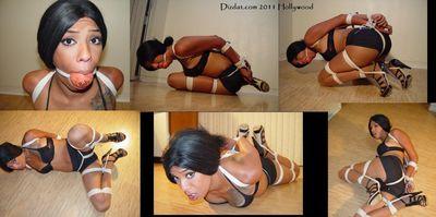 Hollywood working the frogtie Hollywood finds herself on the business end of a tight frogtie.Gagged with my special ball gag attached with a zip tie...Crotch roped and drooling Hollywood contorts herself around the floor for my amusement.<br>(Bonus clip - Isabel sarraned to a chair)<br><br><span style='color:#b0b0b0;'>[隐藏文字，购买后可见]</span>