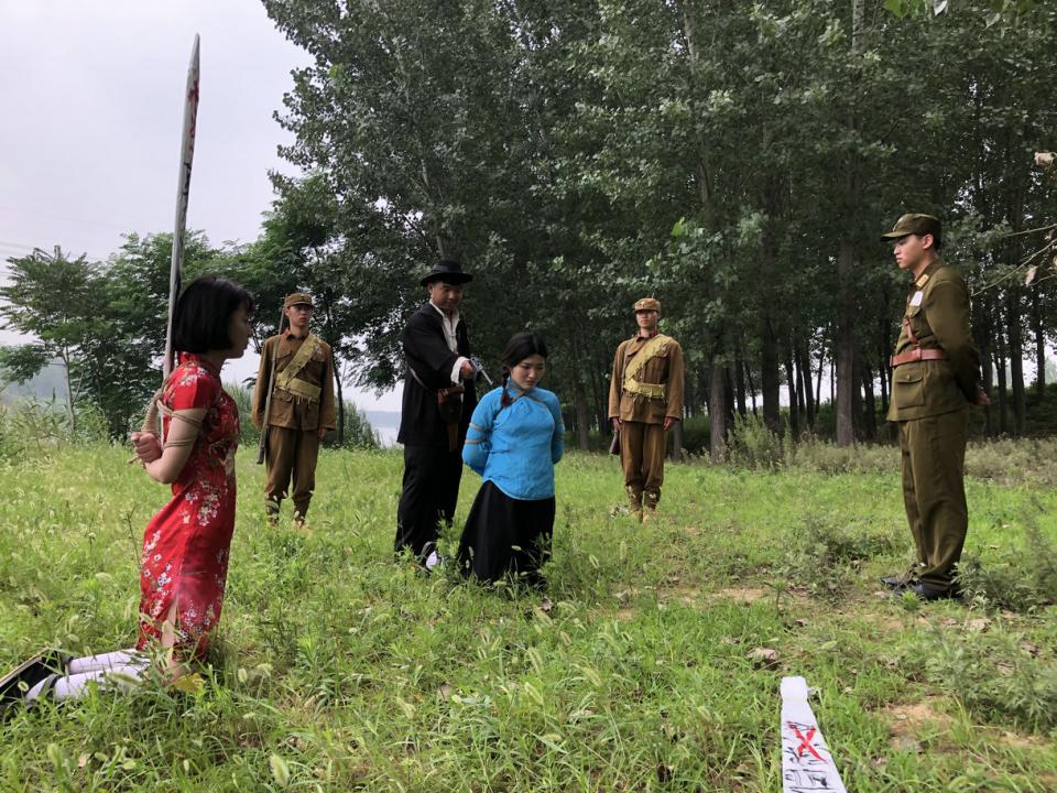  胜景影视 ★★★★新片《最后一封血书》视频欣赏 故事主人公地下党小梅由于叛徒的出卖，在回省城读书这条路上被国民党反动派团总胡汉三抓获，被敌人押送到刑讯室，在敌人的刑讯室里小梅受到种种酷刑折磨，被沾着盐水的皮鞭打，被四肢吊鞭打，刑床水呛，上老虎凳威逼利诱等等，可是小梅就是宁死不屈不泄密，预知后事如何，请欣赏视频片可以定拍的QQ342642509  