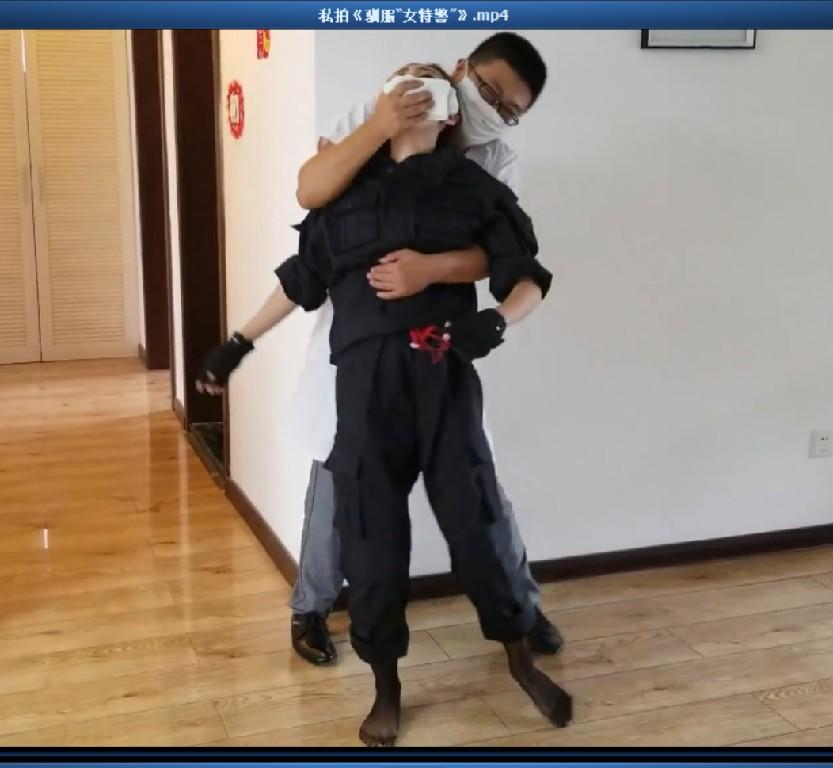 私拍《驯服“女特警”》 片长36分钟，1080p全高清拍摄。原剧本如下《女特警装扮（黑色作战服，里面穿黑色丝袜，裤子捋到膝盖处，露出黑丝美腿，上身衣服袖子也卷起来，头发盘起来，像空姐那样，前面没有刘海，手上戴着黑色半指手套）（1到10分钟剧情）女特警在门口站岗，一个男子（穿白大褂戴口罩）鬼鬼祟祟的走进来，女特警问他：什么人，在这干什么的，男子掏出一个本子说给病人例行检查的，女特警拿起那个本子刚要翻，男子突然掏出一块白色的毛巾捂住女特警的口鼻，女特警挣扎（3分钟左右）女特警晕在他的怀里，男子把女特警抱到床上，关门后，摘下口罩舔着女特警的黑丝美腿，然后亲吻着她脖子<br>（10到20分钟剧情）这时男子接到一个电话，男子在电话中说那小婊*子被弄倒了，现在正睡着，这时女特警醒了，抬起黑丝美腿一脚踢在男子的屁股上，男子被踢倒，女特警用手铐把男子拷起来，走到门外，男子自己打开手铐，掏出白色毛巾，捂住正在打手机的女特警，女特警挣扎后昏倒在男子怀里，男子取出白色丝巾捆住女特警的手脚，用白布条勒住她的嘴巴后走了，<br>（20到35分钟剧情）女特警在床上静静的躺着（这里女特警躺着拍至少3分钟，从各个角度拍女特警）女特警醒来挣脱，男子进来，女特警躲在暗处一脚踢在男子屁股上，踢倒男子后把男子控制住后，男子笑着问女特警乙醚的味道好闻吧，女特警生气的掰着男子胳膊，女特警刚要押着男子回去，男子假装腿部膝盖疼让女特警揉一下，女特警蹲下帮他揉，男子趁机又掏出白色毛巾，倒上乙醚，又捂住女特警，女特警挣扎一会后又被男子捂晕，男子再次用白布条将女特警手脚捆住，黑色布条勒住眼睛，白布条勒住嘴后，用被子盖住她后走了，女特警醒来再次挣脱了后用手机打电话，说自己被绑架了，那人不停的捂晕自己，自己一醒来就被捂晕，这时，外面传来一声响动，女特警警惕的看了外面一眼（这里要有特写）小心翼翼的走出去，看到外面门虚掩着，女特警悄悄的接近，突然打开门一拳打出，但门外没人，女特警苦笑了一下，说自己疑神疑鬼了，这时男子突然在背后冒出捂昏了女特警后扛走了.....本片为一往情深绳艺工作室定拍作品，版权所有，定拍咨询qq1002871968 客服qq906267332 欢迎定拍咨询交流。“网盘文件为压缩包，统一解压密码ywqs”