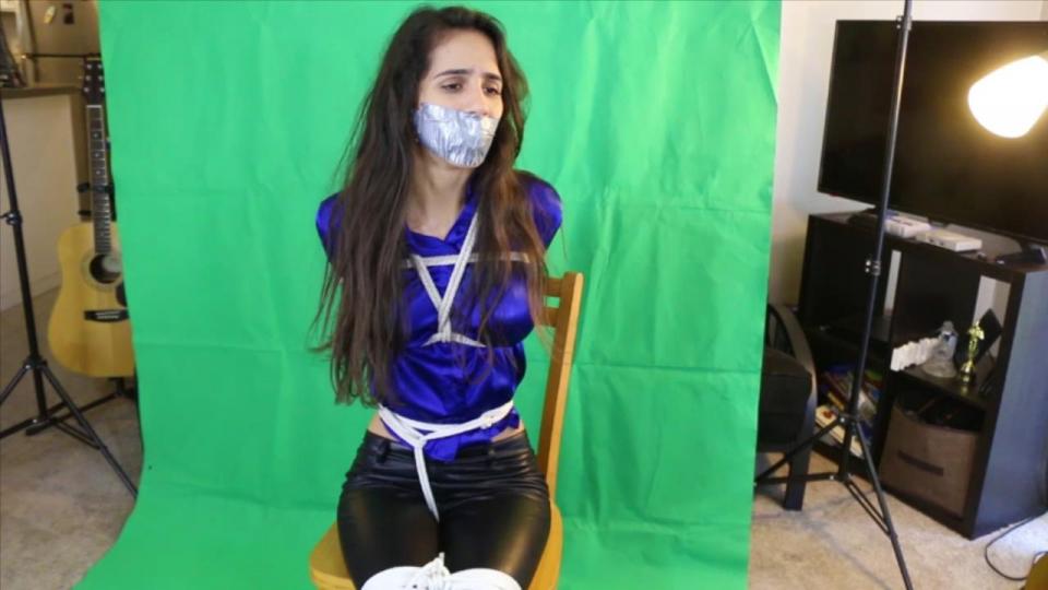  A New Angry Weather Girl! (Remake of the Hollyrope's classic, starring Elsa del Rey) MP4 FORMA 《愤怒的天气女孩》由3个视频组成，最初由莱拉主演，是Hollyrope最受欢迎和最畅销的视频之一，也是我们使用许多粉丝喜爱的轻松喜剧风格的第一个视频。7年后，原来的“愤怒的天气女人”视频，我们得到了一个定制视频的要求，要求翻拍。在这个新版本中，艾尔莎·德雷在一家电视台扮演天气预报员，在拍摄天气预报视频时，艾尔莎和她的导演不会停止战斗，他们从第一天起就互相憎恨。最终导演厌倦了艾尔莎的态度，跳到片场，用一个手铐制服了艾尔莎，然后他拿出一根绳子，把艾尔莎的手绑在背后。但这是导演计划的一部分：所有这些拍摄环节只是为了抓捕艾尔莎并为她拿到赎金。艾尔莎将在电视直播上面对数百万人宣读赎金信息。她简直不敢相信，被国家电视台捆绑在一起，感觉很丢脸！她一直和抓她的人争论，但那只会让她被一条黑色的连裤袜堵住嘴。艾尔莎试图挣脱，尽管她无法解开她的手，她设法走出电视机，但她又被抓住了！坏人把艾尔莎绑在椅子上，把她的口罩取下来，但只把连裤袜塞进她的嘴里，用几条胶带把她堵住！现在她一点也不能动，也不能说话，最重要的是，她在电视直播中被绑住了，被堵住了嘴！束缚是非常紧密和有效的，包括一个真正的逃避挑战在视频结尾！MP4格式"The Angry Weather Girl" saga of 3 videos, originally starring Layla, were some of the most popular and best seller videos in Hollyrope and the first videos where we used the lighthearted comedy style that many fans love. 7 years after the original "Angry weather woman" video, we got the request of a custom video, asking for a remake. In this new version, Elsa del Rey plays the weather woman in a TV station, while filming a weather report video, Elsa and her director won't stop fighting, they hated each other since day one. Eventually the director gets tired of Elsa's attitude and jumps on set and overpowers Elsa with a handgag, then he produces a rope and ties Elsa's hands behind her back. But that was part of the director's plan: all this filming session was only a plan to capture Elsa and get a ransom for her. Elsa is to read a ransom message on live TV in front of millions. She can't believe it, feels so humiliated to be on National TV all tied up! She keeps arguing with her captor but that only gets her gagged with a black pair of pantyhose. Elsa tries to get free and even though she can't untie her hands, she manages it to walk out the TV set, but she gets captured again! The bad guy ties Elsa to a chair, and removes her cleave gag, but only to stuff the pantyhose in her mouth and gag her with several stripes of duct tape! Now she can't move at all and can't talk, and to top it off she is tied and gagged in live TV! Bondage is very tight and effective, includes a real escape challenge at the end of the video! MP4 FORMAT<br><span style='color:#b0b0b0;'>[隐藏文字，购买后可见]</span>