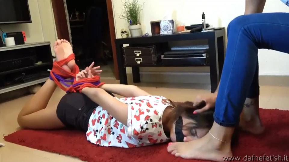 Incaprettata e imbavagliata - Hogtied and gagged (mp4 1080p italian language) 苏西·布鲁被虐待狂妮可抓获，绑着并堵住了嘴。她现在已经成为了她的私人奴隶，将要经历一个充满汗水的脚、臭袜子和鞋子的强烈嗅觉过程。抱怨和哭泣将是无用的广告妮可将支配苏西她闻到她的臭味没有任何怜悯！Susy Blue was captured, hogtied and gagged by the sadistic Nicole. She has now become her personal slave and will be subjected to an intense smelling session of sweaty feet, smelly socks and shoes. Complaining and crying will be useless ad Nicole will dominate Susy her to smell her stink without any pity!<span style='color:#b0b0b0;'>[隐藏文字，购买后可见]</span>
