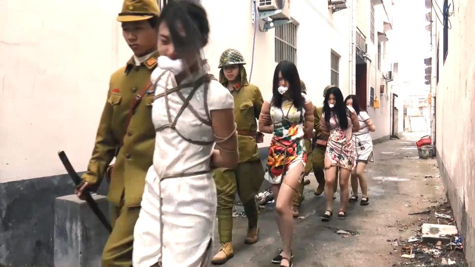胜景影视定拍：《女子特工队》第三集  上 特工队顺利的剿灭了土匪，又接到了一项新的任务，摧毁日军的细菌武器。为了顺利潜入日军基地，四女决定化妆成普通百姓被日军抢入城中，被捆绑结实后当成陪酒的舞女，醉酒的日本军官无意透露了细菌武器的位置并被特工们干掉，可她们的任务能如此一帆风顺吗？解压密码：qlzz解压两次