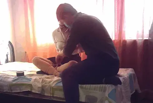 调教前预热，真实对话，日式坐缚放置主人取外卖，强高刺激受不了。大口球蒙眼 解压密码<span style='color:#b0b0b0;'>[隐藏文字，购买后可见]</span>小M调教前的训练课，捆绑很紧，日式坐缚，中间震动，主人取外卖放置，回来之后强高刺激，这个M比较敏感，很怕痒，当然调教就是怕什么来什么。本片是之前预告中正片的前戏，也是非常刺激而且中间有很多花絮非常真实，也各位观众老爷多多支持。[不可描述]搜玩奴原创有更多的本人原创视频可供欣赏。<br>本片特价仅售10币。各位观众老爷看的爽，我也非常开心的，希望能推出更多刺激挑战极限的片子，也请大家支持我的众筹。