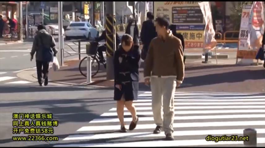 「バイブを固定されたまま…」抜き取れず、連れ回され、白濁汁を垂らして即イキする敏感娘 袭击在街上看到的清秀女儿，玩具放入！在“投币式洗衣店”、“咖啡店”、“便利店”、“游戏厅”等地方带着你在街上转悠，解开衣服的扣子，换下坏掉的丝袜。<br><span style='color:#b0b0b0;'>[隐藏文字，购买后可见]</span>