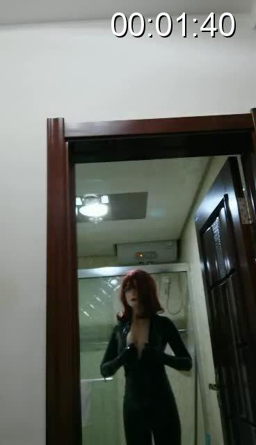 【云之遥】乳胶小伪娘的自我玩耍【01】 【云之遥】【伪娘】新人新的小小短视频。视频三分钟，装备包括乳胶头壳二合一头套，里面是乳胶口塞（看不到），身上是D杯义乳，连身丝袜，连身乳胶衣。内容就是简单的展示和享受。呼吸声很重，因为头套呼吸比较困难。有扭动和乳胶摩擦的声音，强烈推荐，很好听！<br>ps：是伪娘，不过带着头套看不出来。身材不错哦！暗搓搓的定价2钻石，不过有打折，1钻石就能看。<br>有喜欢的，可以私信联系方式。也可以定拍（极度不专业，根本没拍过。）欢迎大家一起YY，闲聊！