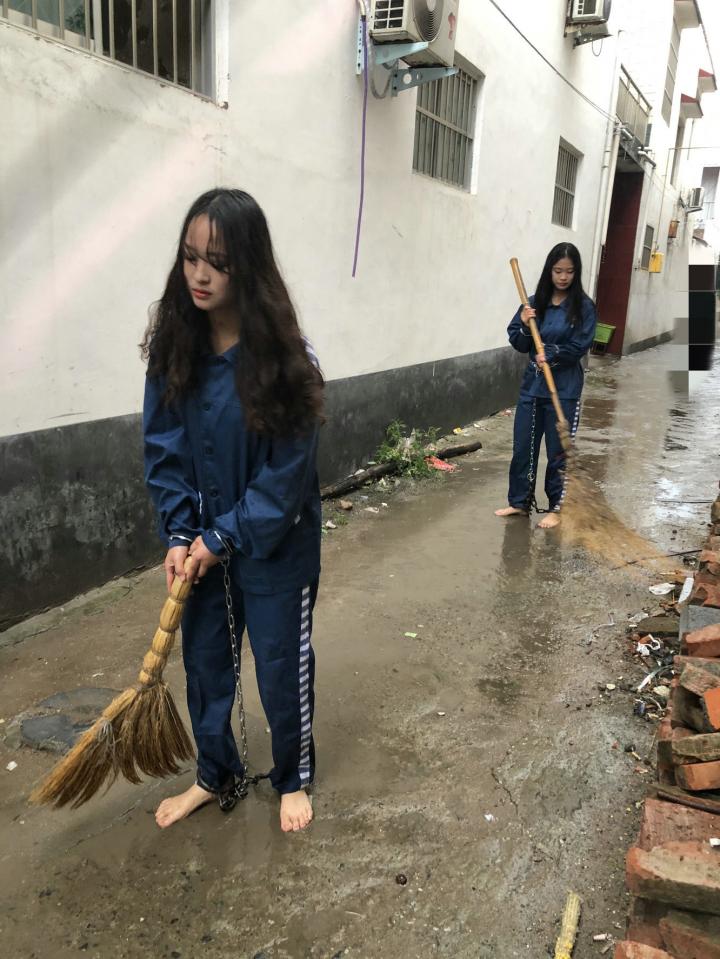 胜景影视 ★★★★新片《凝望深渊》视频欣赏 大家期待已久的这部新片《凝望深渊》终于出炉了，两姐妹为了自己的奢侈生活，自己的私欲走上犯罪的不归路，里面有指认现场，预知后事如何，请欣赏原视频，不容错过的  也可以联系我们定拍QQ342642509