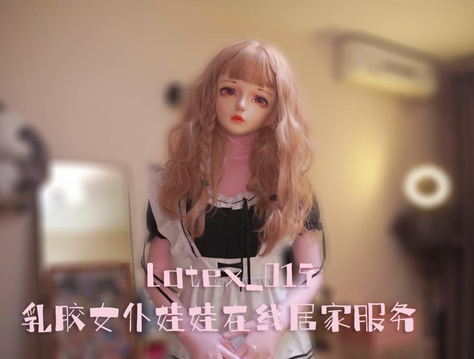 【泉蜜蜂】闪闪工作室 乳胶女仆娃娃  乖巧做家务  又能换脸GHS  还能加喘气的防化装备  三层防护隔绝体 【泉蜜蜂】闪闪工作室 <br>今天到货一个仿真乳胶人形娃娃，智能那种<br>她还穿着日常的衣服，这不符合女仆娃娃要求，就命令她换上女仆装<br>笨拙的她穿衣服还卡住了，我不得不去帮助她<br>让她给我做日常家务，看着她不太灵活的身姿，泛起了动手脚的心思，反正是仿真娃娃嘛<br>既然是GHS，就换个GHS的脸吧，这个娃娃有换脸功能<br>给她换上米兰，这种硅胶的面具更贴脸，为下一步做准备<br>仿真娃娃的身体很敏感，用震动玩具刺激她反应很大，还发出连续的喘气<br>就是不能让她喘气这么顺畅，加装备，防毒面具走起<br>仿真娃娃不懂抵抗，戴上了面具后，头部就是三层的阻隔了<br>把她放置在床上，狠很地把玩她，听她发出好听的声音<br>娃娃被玩完后，自觉脱下女仆衣服，也脱下了米兰<br>看着她胶皮的素体，我又忍不住在镜子前再次玩她一次…………<br><br>----------解压密码购买后可见--------------<br><span style='color:#b0b0b0;'>[隐藏文字，购买后可见]</span>