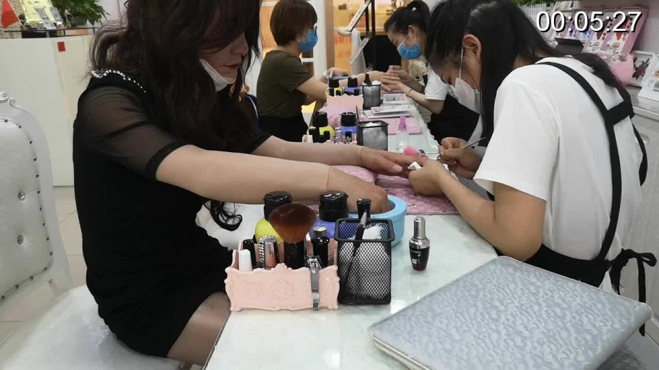人皮外出系列之伪娘莎莎变装美甲店 人皮外出系列之伪娘莎莎变装美甲店，约玩定拍qq49917808 vx：mykbsm，请二选一联系，谢谢