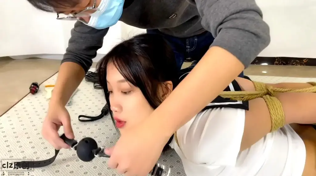 【clz原创】:完整c210123朵朵，一个18岁妹子的初体验，jk小短裙真实的同好模特，体验真实的tj        漂亮的模特见多了，但是这个朵朵还真的是首屈一指，并且是因为爱好而参与拍摄<br>              纯净  年轻  漂亮  较小的xiong大，天然的相貌<br>  任性一点点点 练习ing  因为是真实的喜欢。所以拍摄咱也不来虚的 直接真实的打 jk 和qiangzhigc一个绳模的好苗子！！<br>      关键是gc的时候，全全满满的真实反应！<br>           解压密码：clzyc    <br>                          下载好之后，先解压一次，解压完之后7z改成zip再解压即可观看<br>                                                任意一个QQ都是联系方式<br>                                         解压密码：clzyc<br>                                     业务范围：专属订拍           一对一视频网调          全国飞现实体验           <br>                                 联系方式：主3329650260    副2042007538  2703302672  2830734042 <br>影片时间：23分钟<br>影片大小：1292m<br>售价：23