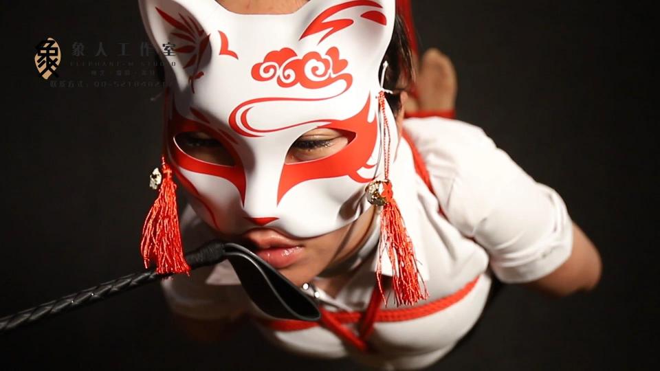 象人原创-气质熟女，驷马吊缚 （简单试拍） 金属手铐，驷马紧缚，升降悬吊<br>一位过来体验的姐姐，一直以来都有一个KB的梦想<br>对于工具人的我来说，当然要满足她的要求<br>希望下次还能约绳。<br>注——————————————————————————————————————————<br>解压密码：xiangren123 文件后缀改为MP4即可正常观看<br>切勿在百度云中直接观看，容易被和谐!!!!!<br>以后会把重心放在tj内容上，非常需要老哥们的建议，欢迎留言。视频内器具均可定制出售。<br>坐标郑州，线上定拍，线下约绳，体验授课，长期招绳摸，不定期组织线下活动 。<br>QQ，wx同号：512848217.（注明来意） 