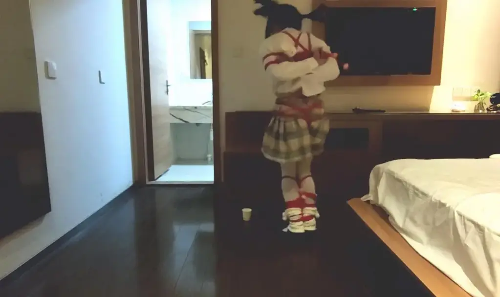 捆绑 x 捡杯子 绑法：一般的日式 并腿缚<br>主要内容：在被捆绑的情况下将提前放置好的纸杯和瓶子拿到厕所洗手台上。<br>没有想象中的那么简单，虽然绑的简单，但坐下之后再站起来还是很困难。