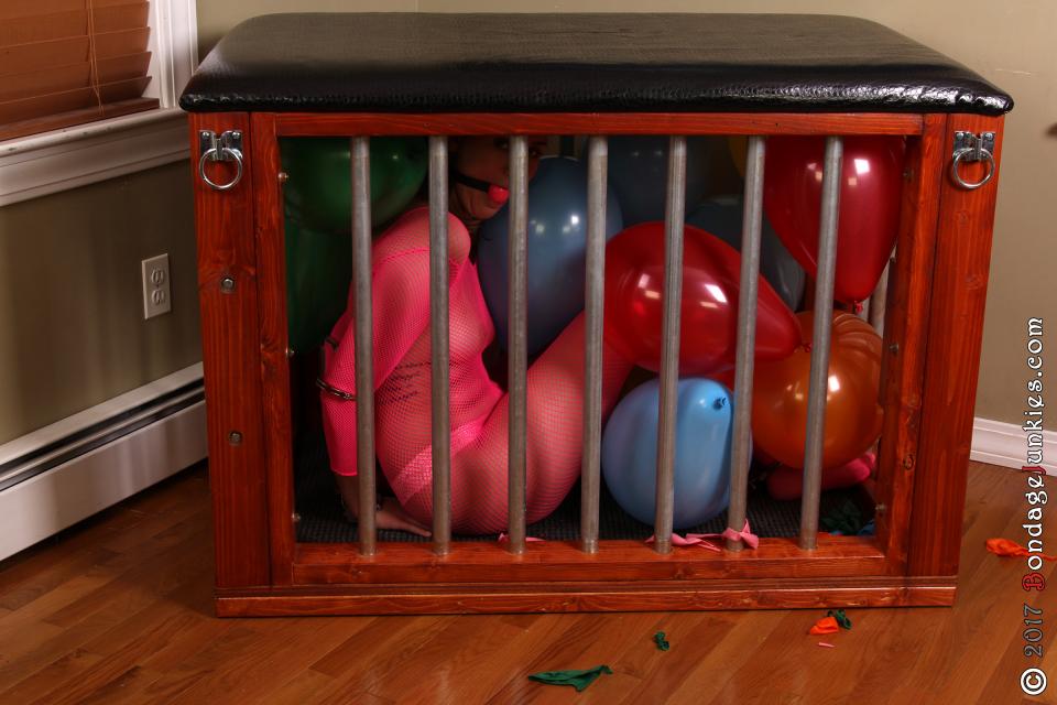 Maggie vs. The Balloon Cage 当我告诉她她会在笼子里度过时，玛姬并不感到惊讶。她没想到的是十几个气球共享她的空间。肘部，手腕和腿都被戴上，开始时没有太多活动能力。那就是束缚之美。总有一种方法可以使其更具限制性。玛吉像罐中的沙丁鱼一样被压入笼子，尽力在没有多大运气的情况下努力挣扎。弹出它们更加困难，但最终她设法解决了。对于她来说不幸的是，奖励是增加了几个气球，使她更加受压。带着一袋新鲜的气球在我身边，我认为她不会很快有空Maggie wasn't surprised when I told her she'd be spending time in the cage. What she wasn't expecting was over a dozen balloons sharing her space. Cuffed on her elbows, wrists, and legs, she didn't have much mobility to start with. That's the beauty of bondage; there's always a way to make it more restrictive. Pressed into the cage like a sardine in a can, Maggie does her best to try and struggle without much luck. Popping them is even more difficult, but eventually she manages one. Unfortunately for her, the reward is a few more balloons added, compressing her even more. With a fresh bag of balloons by my side, I don't think she'll be free anytime soon.<span style='color:#b0b0b0;'>[隐藏文字，购买后可见]</span>