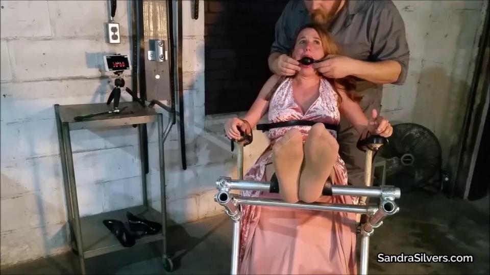 Sandra and Jackie Christianson Merciless Medic Molests Helpless MILF Hostage - Hysterically Loud Laughter in Ungagged, Barefoot, Bondage Tickle Torment!<br>Doctor Silvers picked out the petite, pretty blond for a ten minute tickle test, taking into account those dainty feet and tiny toes would concentrate the effects of the impending endurance challenge. Requesting her hulking helper prepare the patient, he had strapped their delightful debutant detainee into a rusting examination chair, adjusted for the sole purpose of presenting each pedicured, bare foot to the dubious Doctor. The assistant assailant now removes the ball gag jamming open the purloined patients’ jaw, ready to release raucous laughter caused by Doctor Silvers’ endeavors. The timer is set… the tickling commences… screams of hysterical squeals ensue… But when the final seconds count down the helpless hostage can only plead for her torment to end, between gasps for breath, every muscle aching from the merciless mirth inflicted upon her as, mutually, the questionable medical masters of menace mean to continue…<br><span style='color:#b0b0b0;'>[隐藏文字，购买后可见]</span>