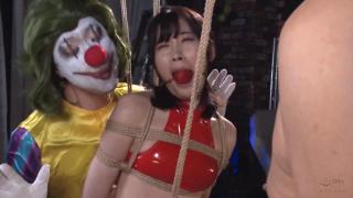 马戏团女王 【金币福利片段】猪熊大马戏团的第二代团长结合了从母亲那里继承的美貌和从父亲那里得到的抖S专制的性格，能让凶猛的野兽也服从的一根鞭子的绝技让团员们也为之臣服。但是团员们也是有着奇怪人格和兽性的奇人……不会永远顺从美丽的女团长，像野兽一样的怪力男和小丑终于举起了叛旗。<br>我的往期视频目录https://www.yaohuba.com/video_list.php?my_video=1【往期精彩内容部分促销中，欢迎查阅！】