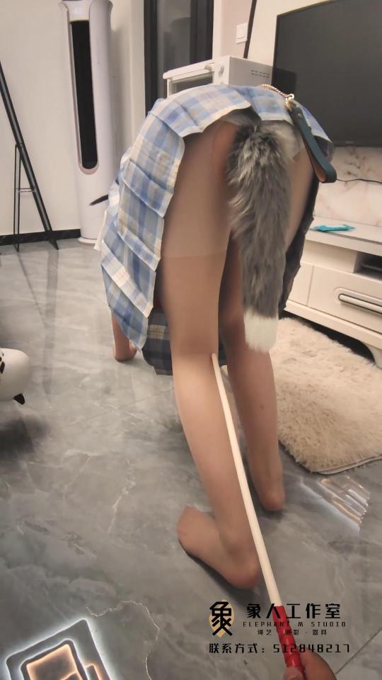 象人定拍-01小鹿-第一视角K9犬姿训练（坐，跪，躺，蹲，卧，握手，戴尾巴，吐舌头，限制说话，敲地板摇尾巴，SP惩罚，嘴巴脱袜子） 主人回到家，小鹿戴着项圈跪在地上欢迎主人，见到主人，小鹿赶紧给主人磕头，并说到，欢迎主人。<br>主人给小鹿拴上牵引绳，小鹿自觉的咬着尾巴放到主人手里，主人给小鹿戴上尾巴。脚踩在小鹿的头上，用藤条把玩下小鹿的尾巴。<br>牵着小鹿爬行两圈(高位爬)，然后训练姿态。卧，坐，蹲，躺，跪，握手，主人藤条敲地板就摇尾巴(做姿势的时候舌头吐出来，全程不能说话，只能学狗叫，（指令随机，训练十分钟以上)。<br>主人不是很满意，罚小鹿蹲五分钟，并且在小鹿的头上放一本书，不能掉下来。（最后还是掉了下来）罚小鹿藤条抽打屁股二十下，每打一次汪汪汪回应。<br>主人来到卧室，小鹿自觉的用嘴帮主人脱袜，然后用嘴含住主人的脚趾，用舌头服侍主人，<br>主人对小鹿的表现非常满意，在小鹿的服侍中安睡下去。<br>注——————————————————————————————————————————<br>解压密码：xiangren123 文件后缀改为MP4即可正常观看<br>切勿在百度云中直接观看，容易被和谐!!!!!<br>以后会把重心放在tj内容上，非常需要老哥们的建议，欢迎留言。视频内器具均可定制出售。<br>坐标郑州，线上定拍，线下约绳，体验授课，长期招绳摸，不定期组织线下活动 。<br>QQ，wx同号：512848217.（注明来意）