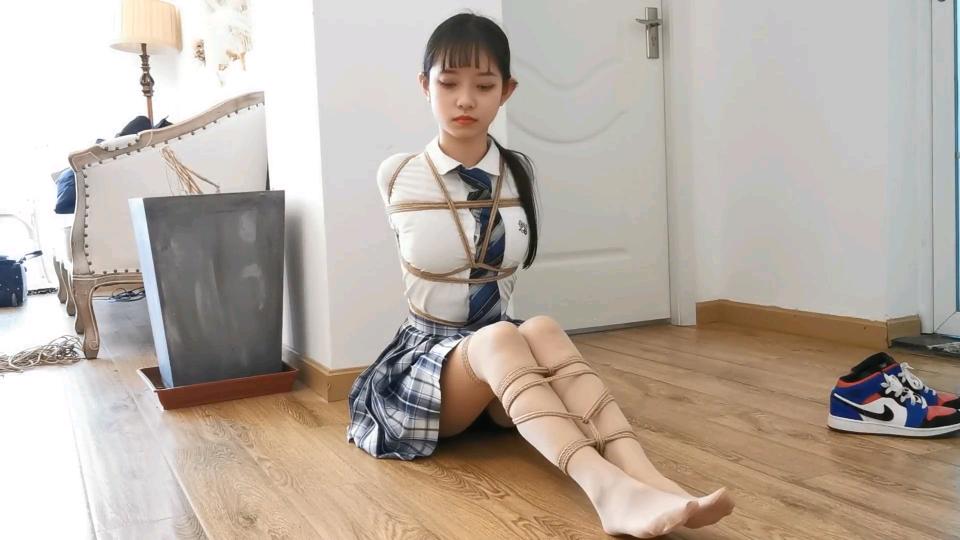 【奥特曼定拍作品】珊珊的紧缚靠墙放置挣扎，口球流口水.. 珊珊JK制服，很可爱，紧缚放置挣扎流口水.本人看着珊珊很卖力表演吧[破涕为笑]值得一看。<br>奥特曼老板人交流很好，推荐感兴趣的可以去找他定拍，作品质量相当可以的。<br>奥特曼定拍作品.<br>版权“翠花的铲屎官”所有.