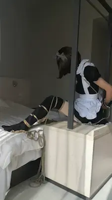 半吊起来的驷马自缚（差点翻车） 玩具用了郊狼电击哦，还有训练器，本来想拍一个靠身体重量拉成的极限驷马，结果腿没固定好，然后再次绑好的时候固定手的绳套作死在驷马的绳子上缠了一圈，导致趴下的时候手被拉死，然后还从柜子上掉下去了腿被卡住，没办法活动，差一点点就跟筱筱一样翻车等前台了（日常迫害他hhh）<span style='color:#b0b0b0;'>[隐藏文字，购买后可见]</span>后缀改成.zip
