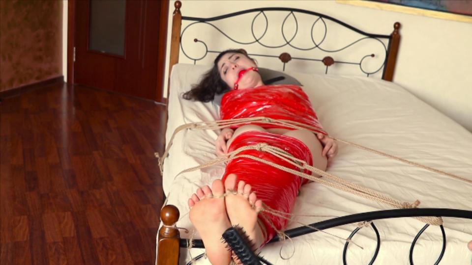 Tickling and mummification for Foxy (girl girl) FUll HD MP4 狐狸变成了木乃伊，她的腿和上半身，所以我们仍然可以用她的脚和屁股做些什么。她的脚绑得很紧，脚趾也伸开绑着。她现在很难用指甲、油刷、发刷和牙刷搔痒。尤诺有时玩一个游戏-她命令狐狸不要发出声音，而tckling和不移动她的身体。狐狸够强壮吗？她是个很怕痒的女孩。<br><br><br><br>最后尤诺解开她的脚趾，把狐狸放在肚子上，挠她的[不可描述]，这让狐狸非常痛苦，她开始发疯了。Foxy mummificated, her legs and upper body, so we still can do something with her feets and ass. Her feet tied tightly, toes spreaded and tied too. She got now really hard tickling with nails, paintbrush with oil, hairbrush and toothbrush. Yuno sometimes play a game- she order to Foxy do not make sounds while tckling and do not move her body. Is Foxy strong enough for that& She is very ticklish girl. <br><br>At the end Yuno untie her toes, put Foxy on tummy and tickle her ass hole, which put Foxy in really hard suffering, she start to be crazy from all that.<span style='color:#b0b0b0;'>[隐藏文字，购买后可见]</span>