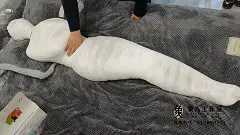象人原创-01年小秋-保鲜膜+绷带全包，绝望TK，脚底和腹部。 喜欢紧缚和TK的小秋问我最紧的是什么，我告诉她，全包<br>保鲜膜选择加厚的，绷带是运动绷带，都可在某宝购到<br>（其实完整版还有一段强高失禁的内容，但是因为小秋觉得太丢人<br>因此遗憾的删掉了，有想看此类的可以找小秋定拍噢）<br>注——————————————————————————————————————————<br>解压密码：xiangren123 文件后缀改为MP4即可正常观看<br>切勿在百度云中直接观看，容易被和谐!!!!!<br>只和圈内妹子，一起做真实的tj内容，不找无属性模特。<br>坐标郑州，线上定拍，线下约绳，体验授课，长期招绳摸，不定期组织线下活动 。<br>QQ，wx同号：512848217.（注明来意）