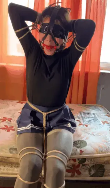 玩奴原创正片之后手紧缚马具大口球挣扎，麻花腿，口水湿衣，挠痒，挣扎无用，痛苦呻吟，妹子急坏了。超长40分钟哦！定拍和谐交流约绑教程请加qq805351328 解压密码<span style='color:#b0b0b0;'>[隐藏文字，购买后可见]</span>感谢大家对玩奴原创的支持，转眼到了大年初三，这次的主人公是大二学妹来酱的后手缚，麻花腿挣扎，首先马具大口球带好带紧，然后是很紧的后手缚和并腿缚，接着是捆绑挣脱环节，来酱拼命挣扎呻吟也解不来。<br>最后经过放置，口水流满衣服，非常的有视觉冲击力呢！<br>不了解博主的看官们也请关注我的其他精彩作品。另外为了方便各位同好约绑，博主最近推出了一个非常详细的约绑教程。里面有非常详细的从零基础开始教大家如何认识妹子，如何与妹子沟通等等。非常的实用，有兴趣<br>的各位同好加805351328咨询，最后祝各位同好新春快乐。<br>下载操作：<br>1、电脑下载<br>2、解压<br>3、将压缩包内rar文件名后缀修改为mp4。<br>还有也希望大家可以支持玩奴原创的其他作品还有众筹，玩奴原创主打的就是真是不做作，给各位看官大大绝佳的感受。目前有真实约拍系列和绝对调教系列，都非常精彩哦！<br>定拍和谐交流交友805351328，推特关注024浅神，谢谢支持。<br>