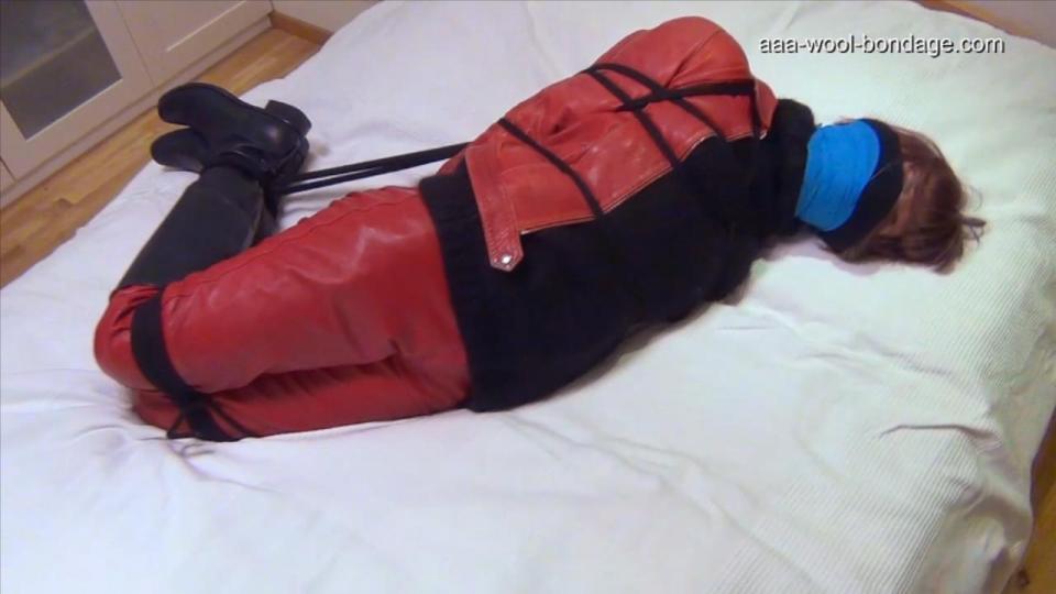 HOGTIED IN SWEATER &amp; RIDINGBOOTS 露西亚在坏人的房子里被绑得严严实实。她穿着舒适的毛衣、皮裤、皮夹克和紧身的及膝马靴，被绑得很紧。靴子的背面有拉链，这给你提供了一个非常不同的“拉”的感觉比靴子，有拉链的一面。我们认为皮革是一个狂热的交叉崇拜羊毛…你觉得呢？Lucia gets strictly hogtied in the bad guys house. She is tied very tight wearing a cozy sweater, leather pants, a leather jacket and tight fitting kneehigh riding boots. The boots have their zippers on the backside which provides you with a very different "pull on" feeling than with boots, that have their zippers on the side. We think that leather is a fantystic crossover-fetish to wool...What do you think?<span style='color:#b0b0b0;'>[隐藏文字，购买后可见]</span>
