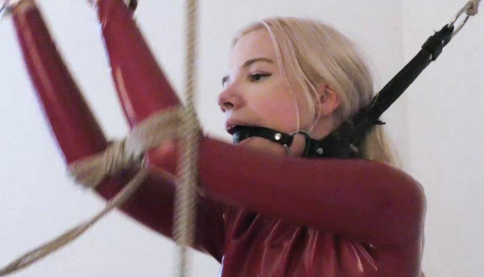 凡妮莎被捆绑Vanessa is gagged and boundage with ropes in latex 自缚 Rope bondage – Vanessa is gagged and bound with ropes in latex – Red Desire – Rope marks 官网<span style='color:#b0b0b0;'>[隐藏文字，购买后可见]</span>