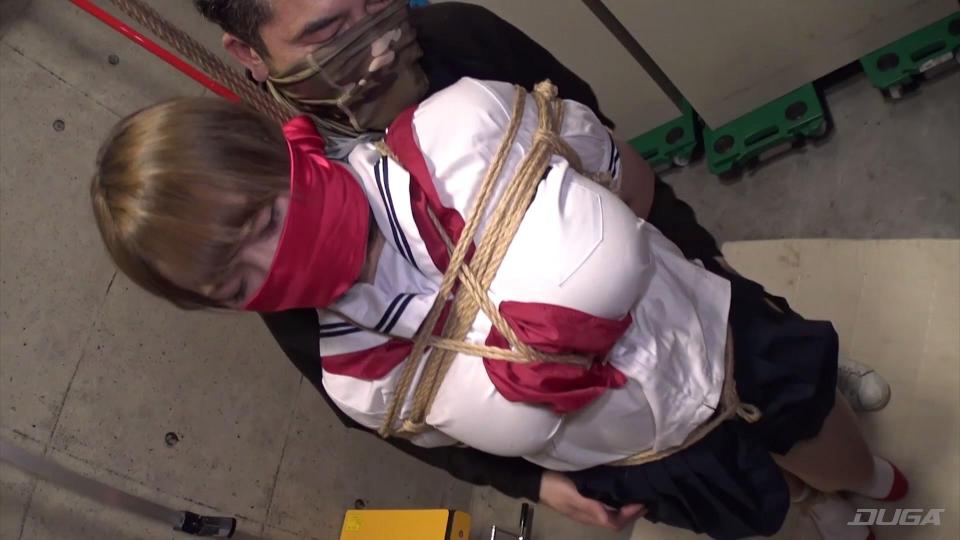 股縄DID猿轡 ロープで縛られ苦しみ悶える女（りお） DUGA自购超清视频，为符合版规，该视频已作剪辑，完整版为24分21秒，此次分享的剪辑版为17分36秒，由于剪辑原因，此资源便宜分享，介意剪辑者慎买谢谢！！<br><span style='color:#b0b0b0;'>[隐藏文字，购买后可见]</span><br>配信開始日：2020年10月20日<br>出演者：りお<br>メーカー：まるかつ＠AV監督<br>レーベル：まるかつ＠AV監督<br>作品紹介：うめき！もがき！うごめく！猿轡にこだわった完全撮りおろし作品！ロープで縛られ身悶える女たち。変態男に好き放題に体を弄ばれる。悲痛な表情が嗜虐心を煽る。声と体の自由を奪われ放置される。もがけばもがくほど縄はきしみ肉体を締めつける。エロティックに腰をくねらせ恥悦のオーガズムに酔いしれる女。猿轡から漏れるいやらしい吐息。執拗に視姦され被虐心に目覚める！<br>剧情大概是妹子在体育仓库整理器材，碰到坏人被迷晕，醒来后发现已经被捆绑了。
